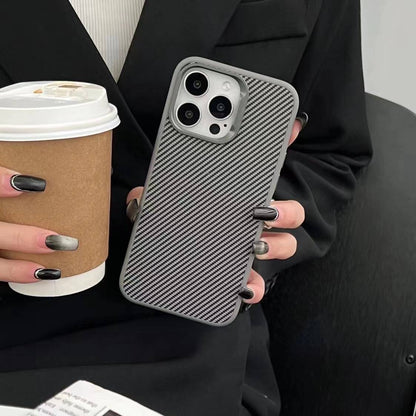 Apple iPhone 14 Kılıf M-safe Şarj Özellikli Karbon Fiber Görünümlü Zore Troy Kapak Siyah