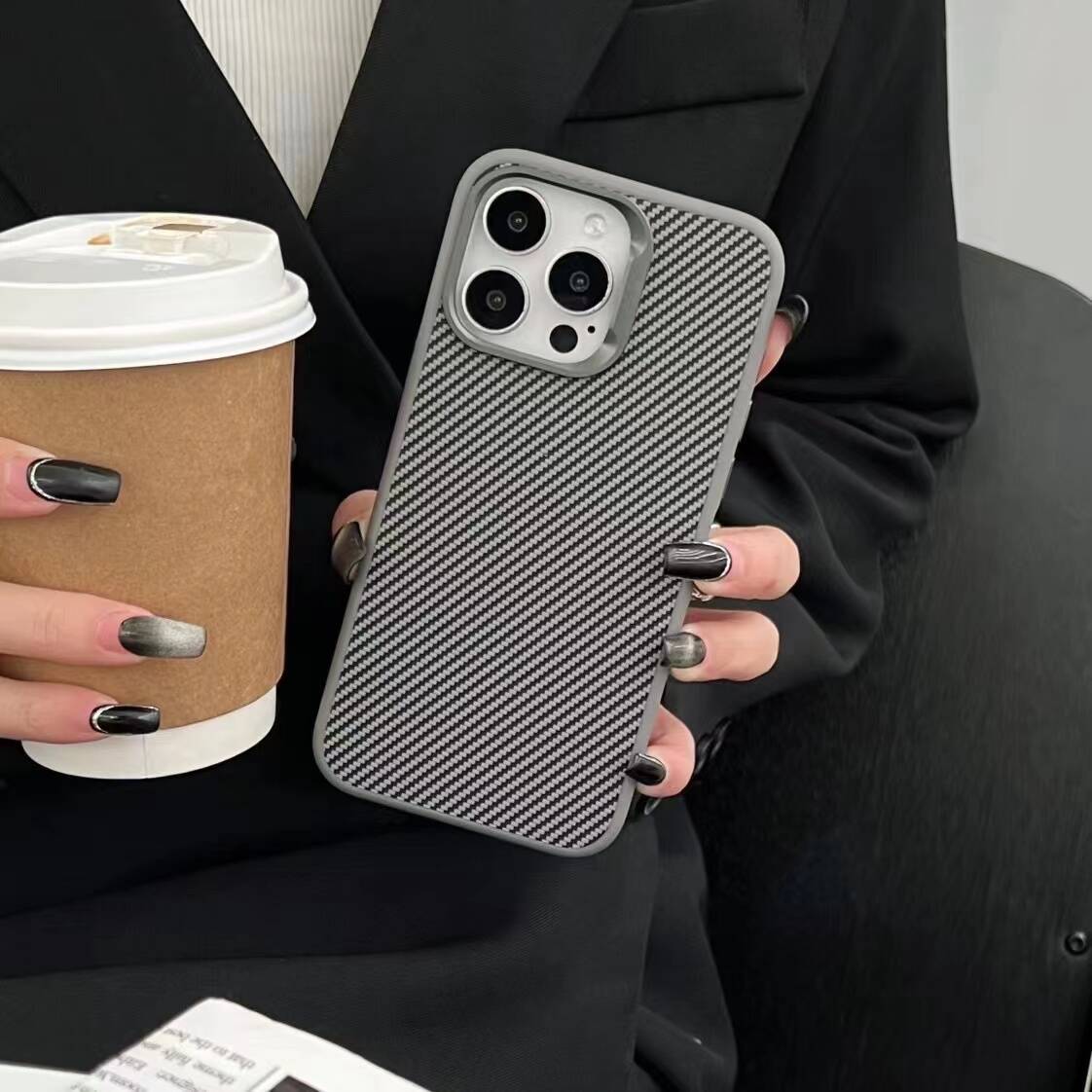 Apple iPhone 14 Kılıf M-safe Şarj Özellikli Karbon Fiber Görünümlü Zore Troy Kapak Gümüş