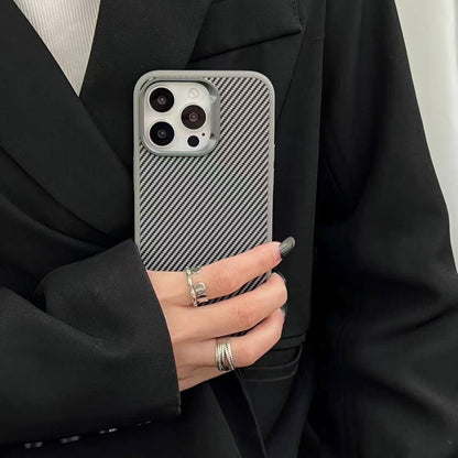 Apple iPhone 15 Pro Kılıf M-safe Şarj Özellikli Karbon Fiber Görünümlü Zore Troy Kapak Gümüş