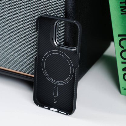 Apple iPhone 15 Pro Kılıf M-safe Şarj Özellikli 600D Kevlar Zore Krek Karbon Standlı Kapak Siyah