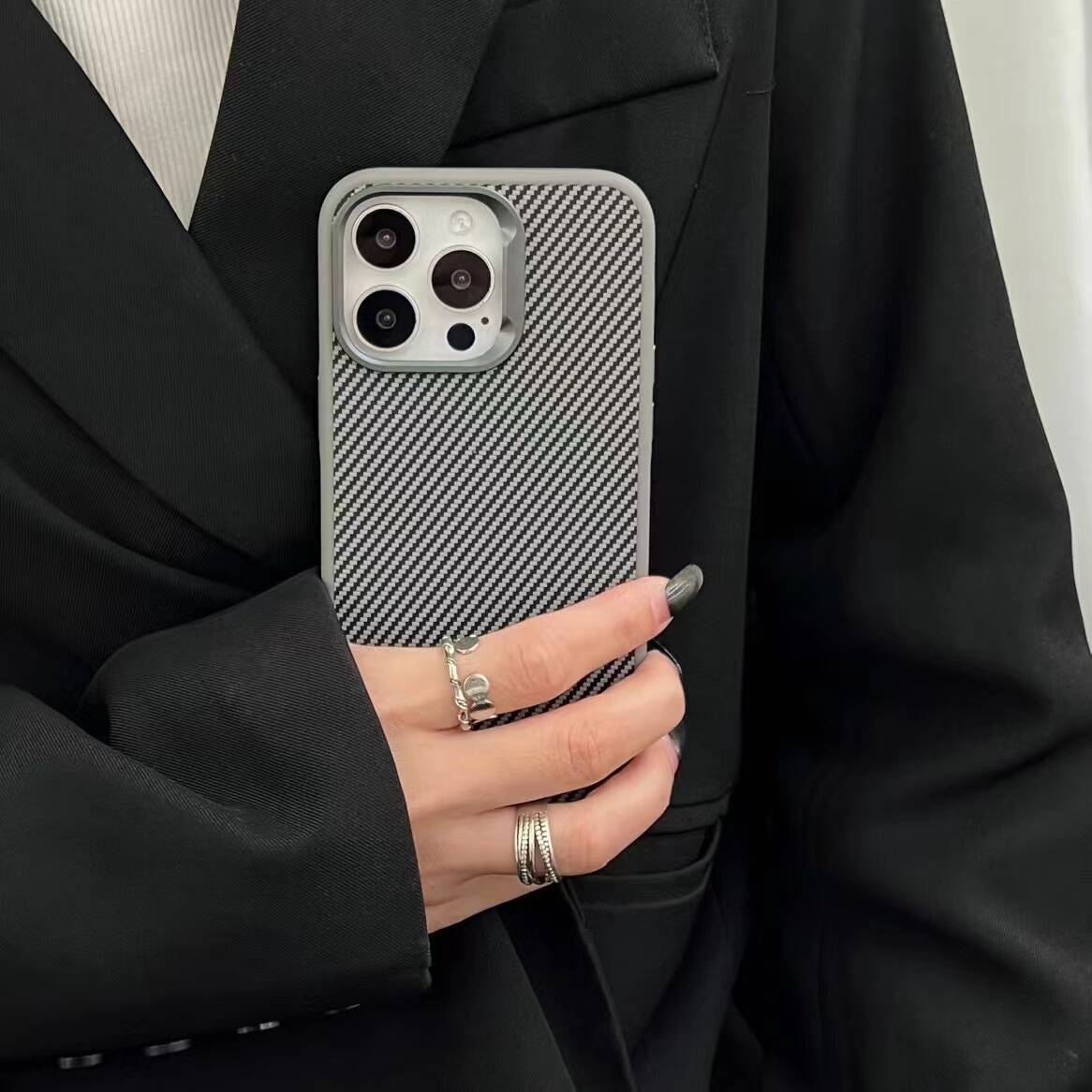 Apple iPhone 15 Pro Max Kılıf M-safe Şarj Özellikli Karbon Fiber Görünümlü Zore Troy Kapak Siyah