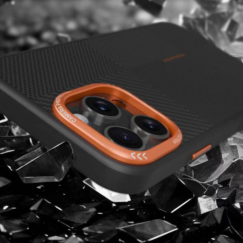 Apple iPhone 15 Pro Max Kılıf M-safe Şarj Özellikli Karbon Fiber Görünümlü Zore Kamp Kapak Turuncu